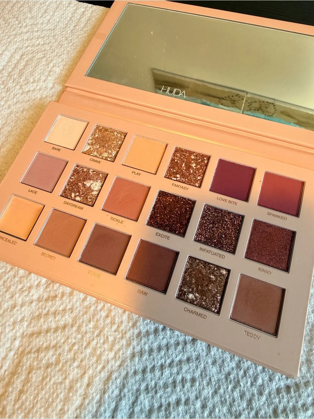 Huda Beauty NUDE Eyeshadow Palette - Nude